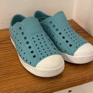 Native Kids Jefferson slip on Water boat Shoes in Teal and White c11 11